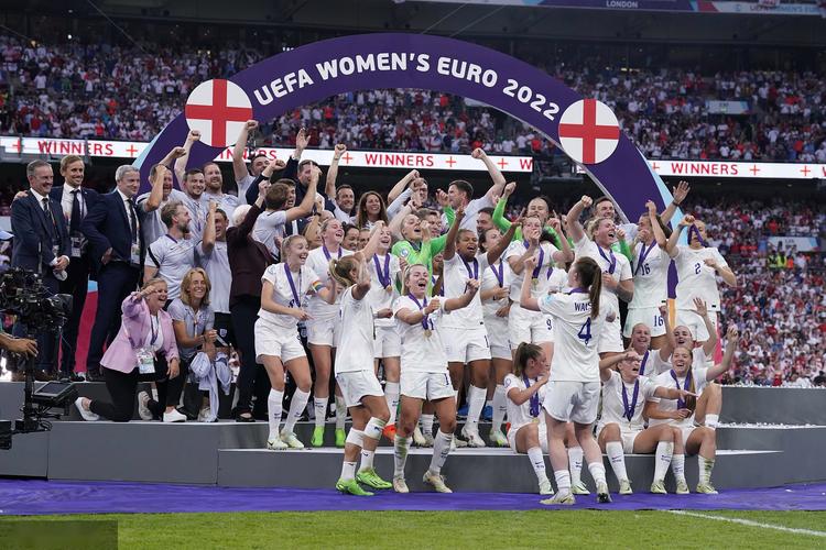 女足欧洲杯英格兰入场（欧洲杯 英格兰女球迷）